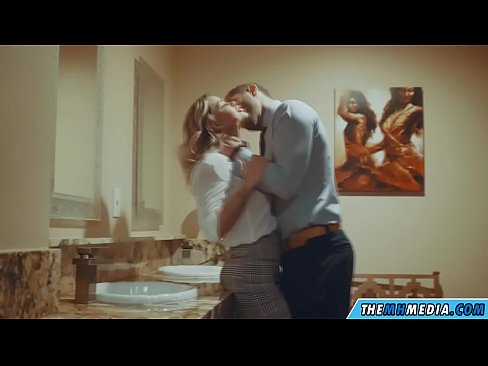 ❤️ جب ایک خوبصورت سنہرے بالوں والی آپ کو عوامی بیت الخلاء میں مائل کرتا ہے۔ پر ur.porngifmag-com.ru ❌